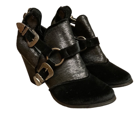 gimmicks by BKE Shoes - Gimmicks Georgia Black Sequin Velvet Buckle Ankle Bootie Size 7 Brand New